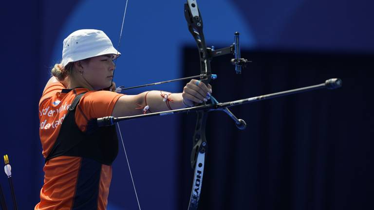 Handboogschutter Laura van der Winkel in actie (foto: ANP).