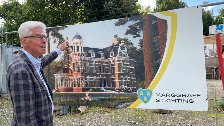 Vicevoorzitter van Stichting Marggraff Jan Pommer laat zien hoe Zionsburg er in 2024 uit moet gaan zien (foto: Megan Hanegraaf).