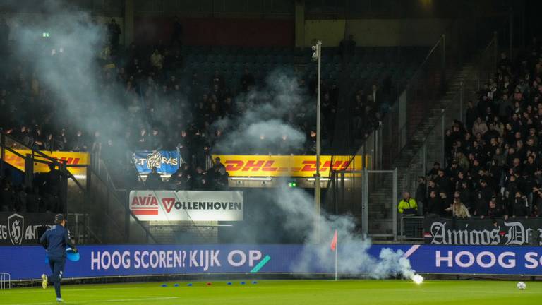 Vrijdag braken rellen uit op de tribunes tijdens de wedstrijd tegen Willem II (foto: Orange Pictures).