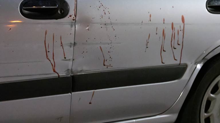 Bloed op de buitenkant van de auto van de man (foto: Iwan van Dun/SQ Vision).