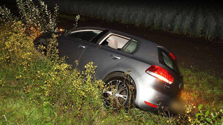 De auto kwam in een greppel terecht (foto: Kevin Kanters/SQ Vision).