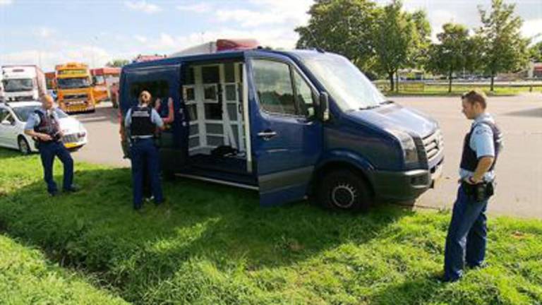 Een controle op mensensmokkel, door de Koninklijke Marechaussee (foto: archief). 