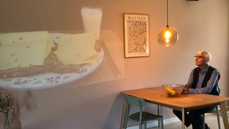 De projectie van een boterham op de muur betekent dat je moet gaan eten. 