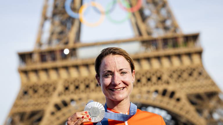 Marianne Vos poseert dolblij met de zilveren medaille voor de Eifeltoren (foto: ANP).