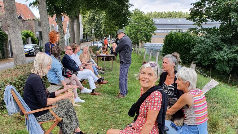 Buurtbewoners hielden dit weekend een sit-in als protest tegen de komst van de kademuur. Er werden onder meer flyers uitgedeeld. Privéfoto.