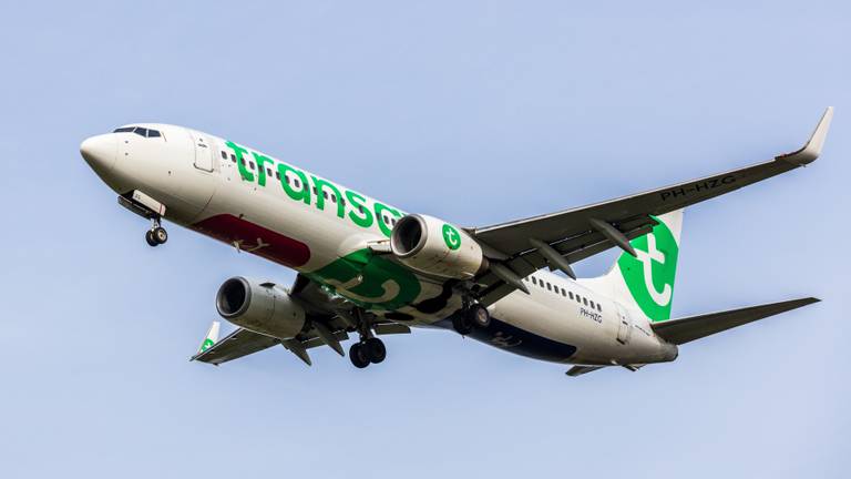 Een vliegtuig boven Eindhoven Airport (foto: ANP).