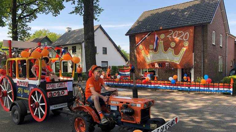 'Koningin Máxima' keurt de versierde tuinen in Handel (Foto: Imke van de Laar) 