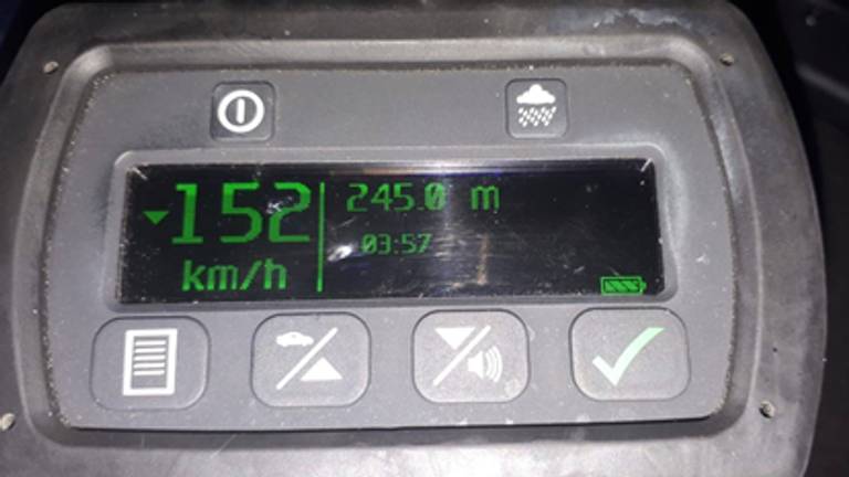 De automobilist reed met een snelheid van ruim 150 kilometer per uur door Tilburg (foto: Twitter Politie Tilburg eo).