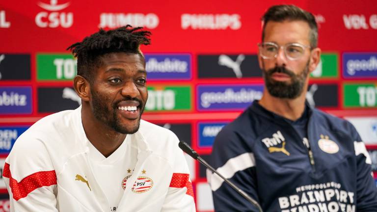 Ibrahim Sangaré met Ruud van Nistelrooij (foto: OrangePictures).