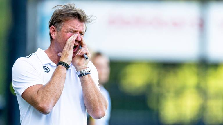 Marc Lammers coacht zijn hockeyploeg tegen Bloemendaal (foto: MaRicMedia).