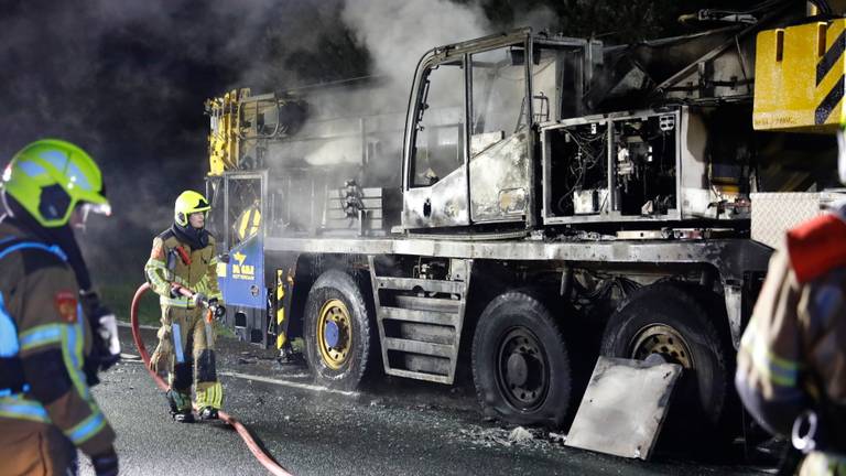Kraanwagen in brand: A17 bij Zevenbergen hele ochtend dicht