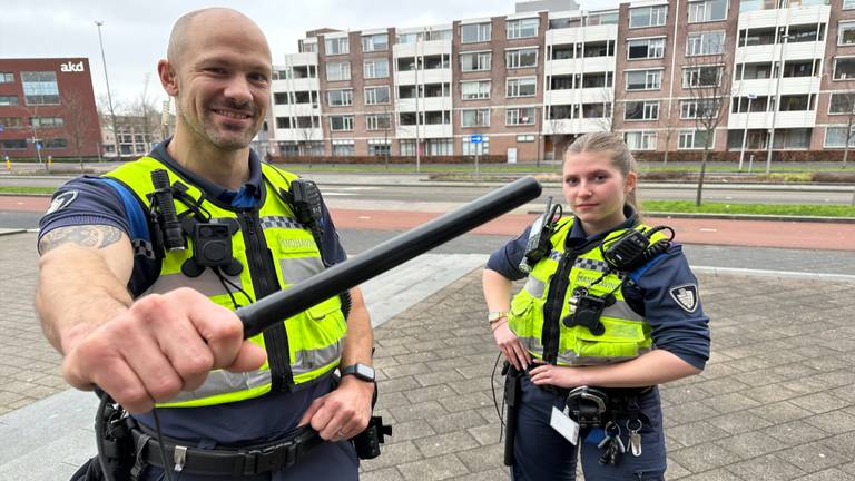 De boa's Joffrey en Floor lopen vanaf carnaval met een knuppel rond (foto: Omroep Brabant). 