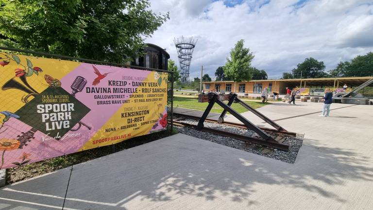 Geen Spoorpark Live dit jaar, dus de banners kunnen weg. (foto: Collin Beijk)