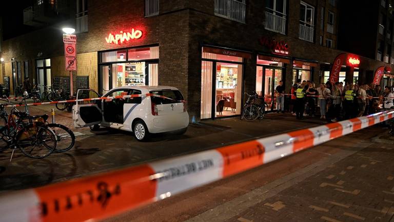 De verdachte reed zich klem tegen paaltjes (Foto: Toby de Kort/SQ Vision)