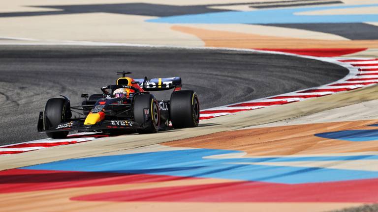 Max Verstappen onderweg tijdens de training op het circuit van Bahrein (foto: Orange Pictures).