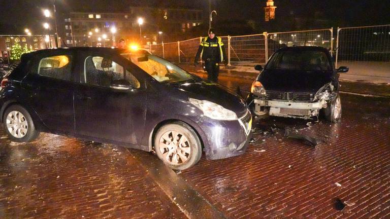 Twee auto's in Helmond beschadigd door de gladheid (foto: Harrie Grijseels/SQ Vision Mediaprodukties).
