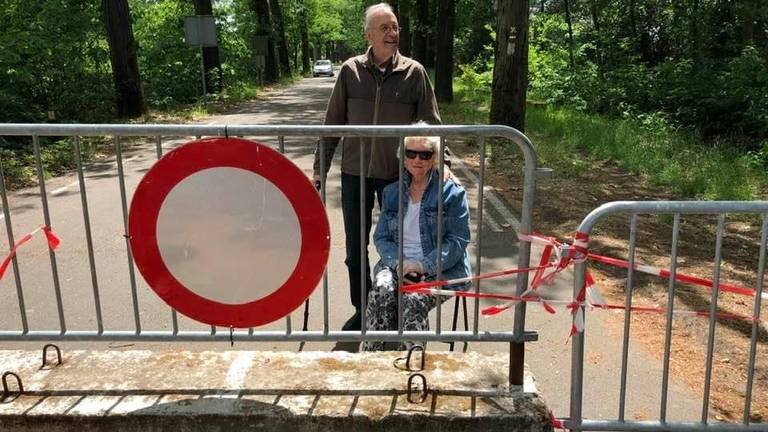 De ouders van één van de opstellers van de petitie bij de grens (foto: Alexandra Grol)