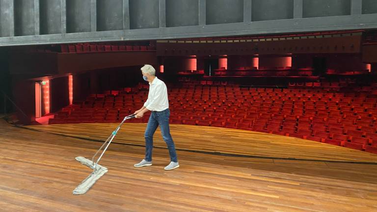 Theaters Tilburg directeur Rob van Steen veegt alvast het toneel schoon.