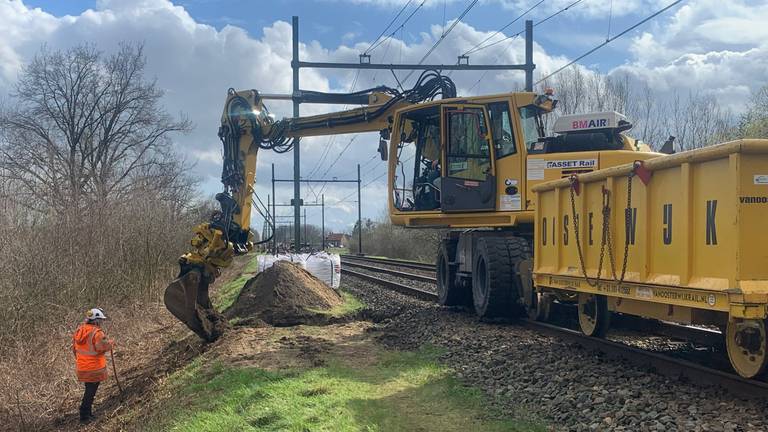 ProRail moet veel afgraven langs het spoor (foto: Carlijn Kösters).