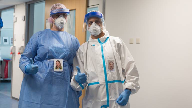 IC-medewerkers Miranda Biemans en Remy Lambregts zijn nu ook herkenbaar voor de patiënten.