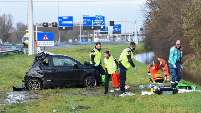 Broer en zus op vluchtstrook aangereden door vrachtwagen, vrouw (29) overleden