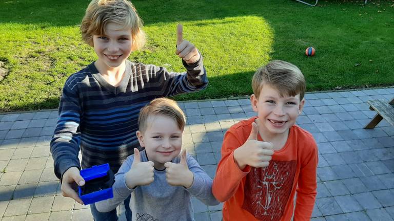 De kinderen van Ingrid met hun schatkistje met gevonden parels (foto: Ingrid van Gils).