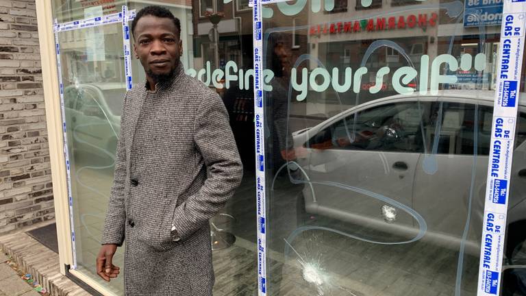 Kapper Ilias Amawa voor zijn beschoten zaak in Tilburg (foto: Eva de Schipper).