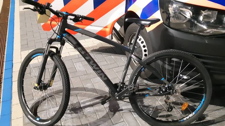 Een van de vele fietsen die ontdekt werden in een schuur in Bergen op Zoom (foto: Facebook politie Bergen op Zoom).