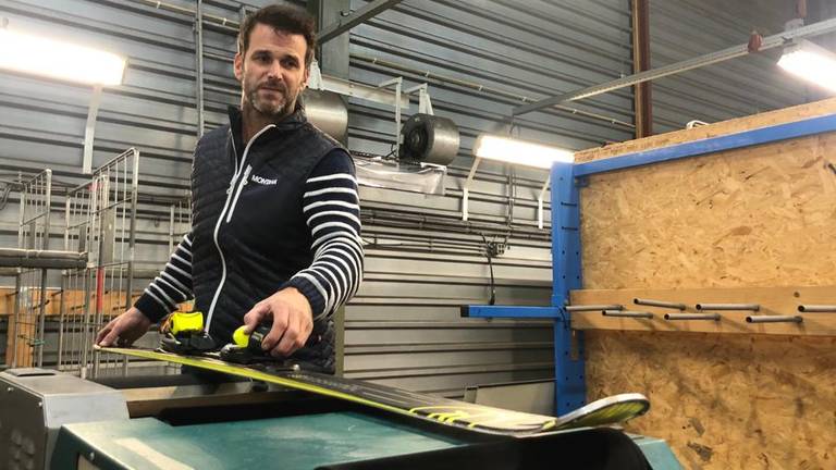 Nils Jens van Dr. Wax slijpt de laatste ski in zijn onderhoudsbedrijf. (Foto: Erik Peeters) 