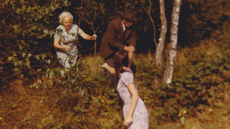 De familie in hun bos in vroeger tijden (beeld: privéfoto))
