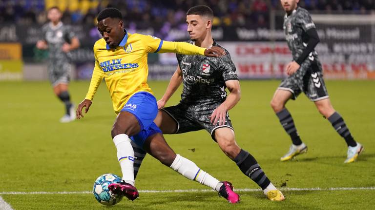 Thierry Lutonda (RKC Waalwijk) en Mohamed Bouchouari van FC Emmen (foto: Orangepictures).