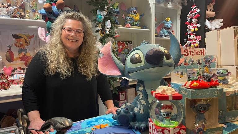 Sabine is blij dat haar Disney-winkel weer open kan (foto: Imke van de Laar)