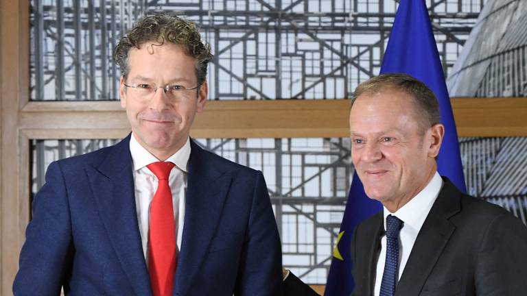 Jeroen Dijsselbloem met voorzitter Donald Tusk van de Europese Raad (foto: AFP)