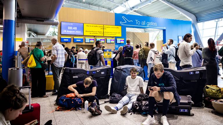 Een deel van de gestrande reizigers op Eindhoven Airport (foto: ANP).