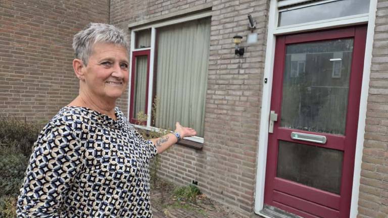 Marie-Louise voor het schimmelhuis van haar buurman (foto: Niek de Bruijn).