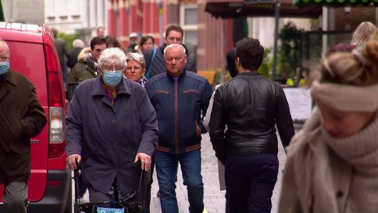 De mondkapjes bepalen weer het straatbeeld in Breda centrum