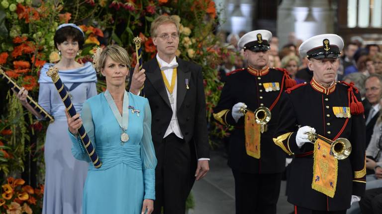 Anky van Grunsven, tweede van links, als heraut bij de kroningsceremonie (foto: ANP).