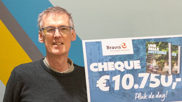 Kees Verstraten overhandigde kort voor zijn overlijden de cheque (foto: Bravis Ziekenhuis).