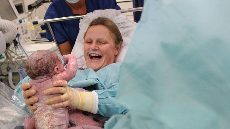 Een trotse moeder Kelly met haar pasgeboren zoon Guus (foto: Catharina Ziekenhuis).