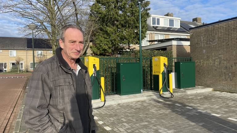 Willem Derks baalt van het snellaadstation tegen zijn achtertuin (foto: Jos Verkuijlen).