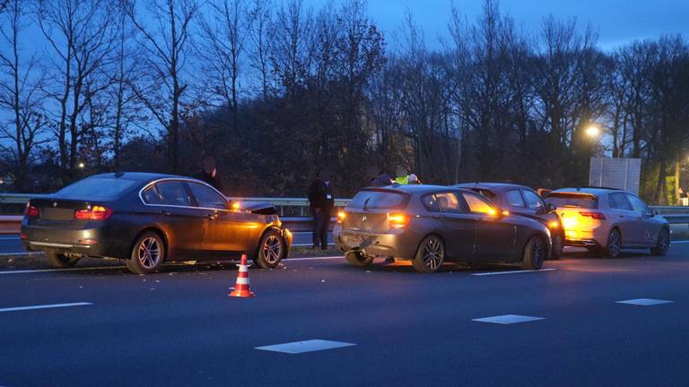 De auto's die op de A2 bij Maarheeze betrokken waren bij een ongeluk (foto: WdG/SQ Vision Mediaprodukties).