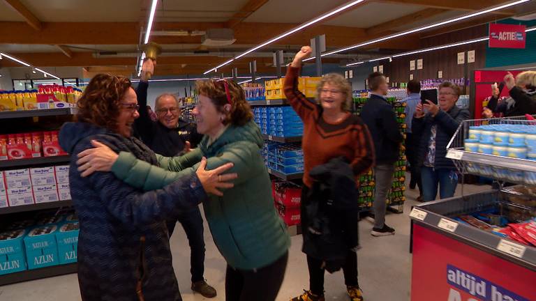 Feest in de Aldi in Reek bij de opening in 2021 (beeld: Omroep Brabant).