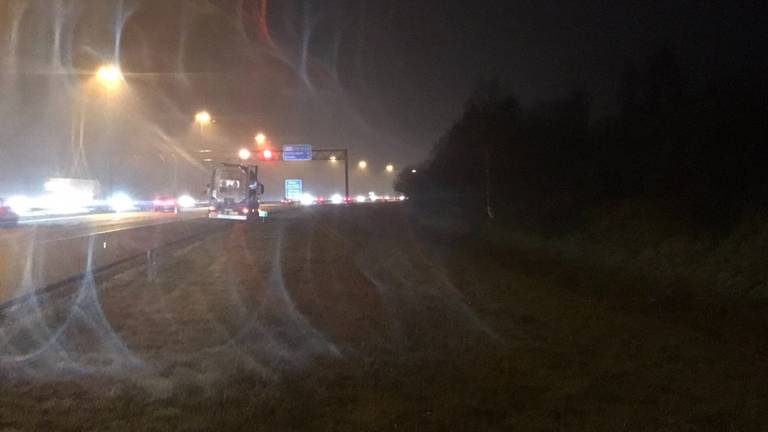 De vrachtwagen liep de klapband op bij Tilburg Reeshof (foto: Twitter Weginspecteur Ivo).