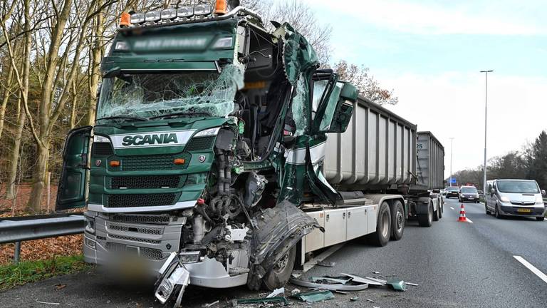 Uren vertraging op A58 na botsing tussen twee vrachtwagens