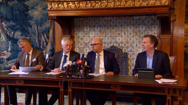 De drie burgemeesters kondigen op 10 maart het verbod op grote evenementen aan.