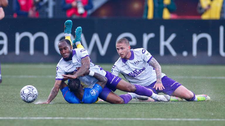 Vurnon Anita en Alexander Büttner gaan strijdend voor de punten (foto: Orange Pictures).