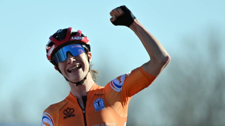 Marianne Vos flikt het, weer wereldkampioen veldrijden (foto: ANP).