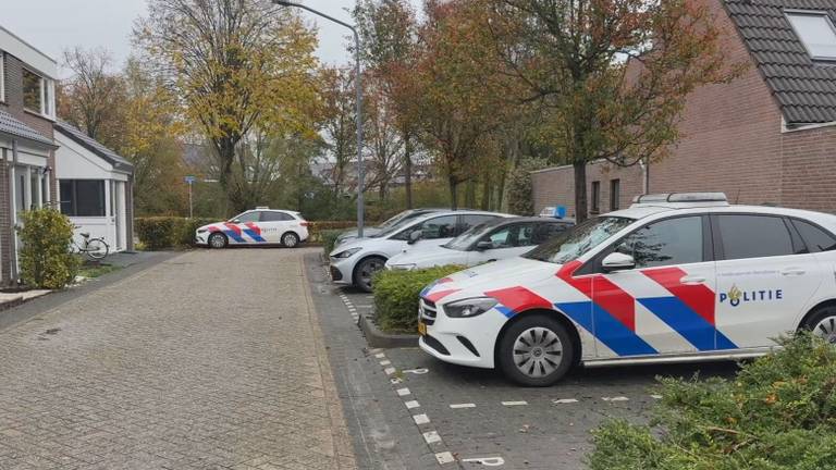 De politie is zaterdag nog steeds aanwezig (Foto: Omroep Brabant)