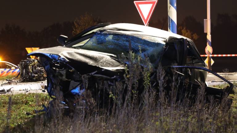 De auto raakte op de rotonde in Sint-Michielsgestel zwaar beschadigd (foto: Sander van Gils/SQ Vision).