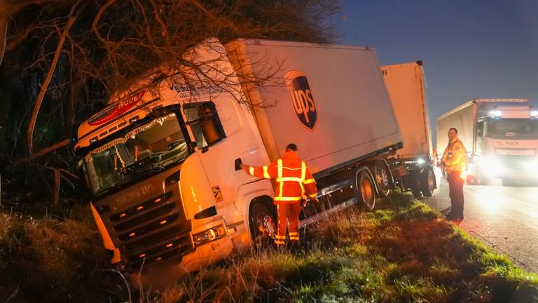 De vrachtwagen schoot van het talud